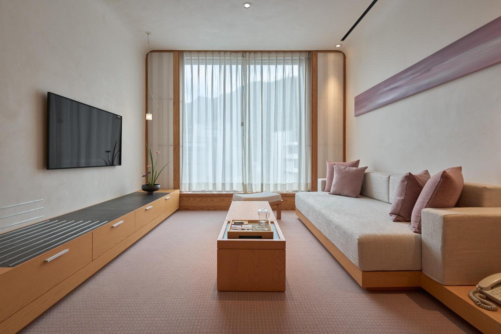 ג'יאושי Hotel Royal Chiao Hsi מראה חיצוני תמונה A living room at The Park, New Delhi