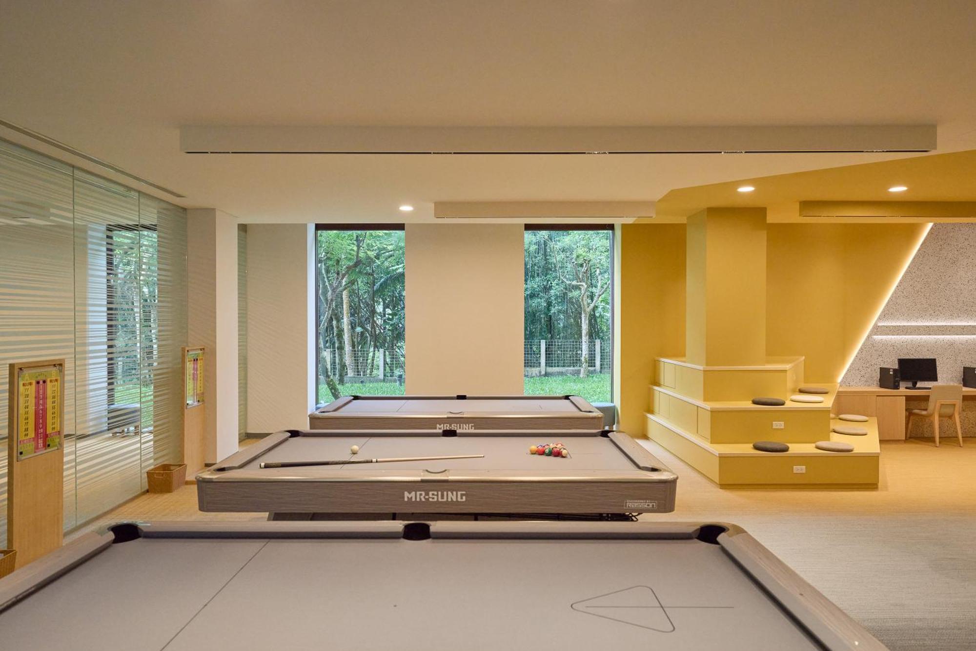 ג'יאושי Hotel Royal Chiao Hsi מראה חיצוני תמונה A carom billiards table