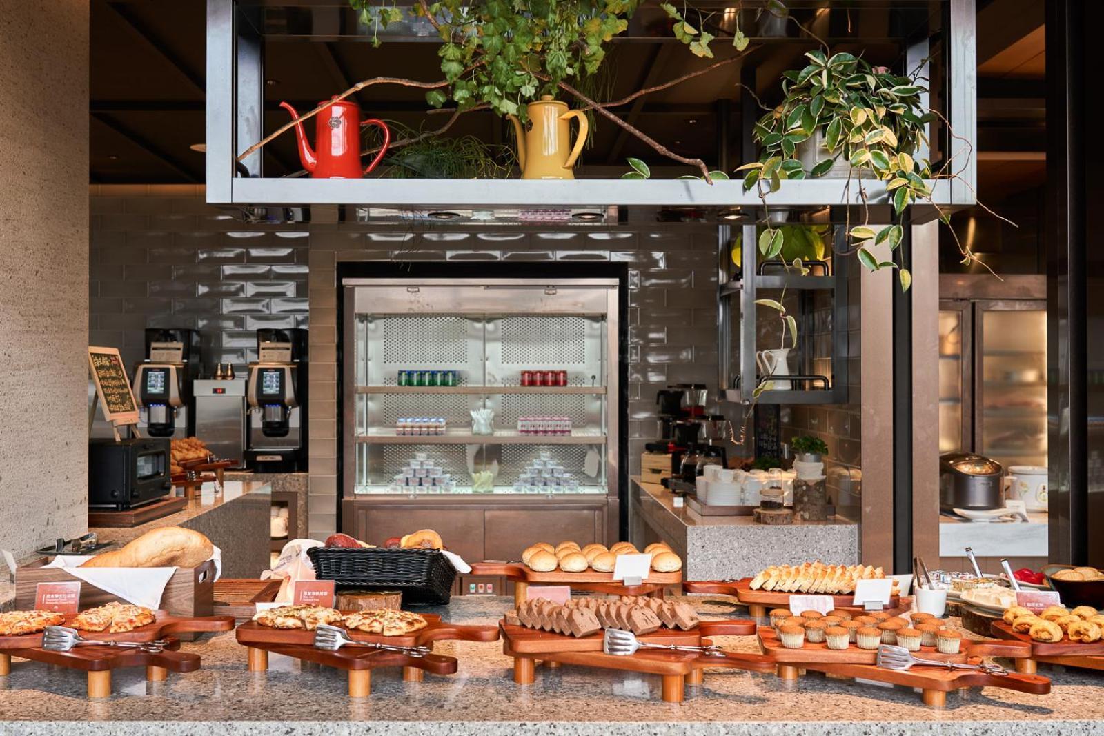 ג'יאושי Hotel Royal Chiao Hsi מראה חיצוני תמונה A typical buffet at a hotel