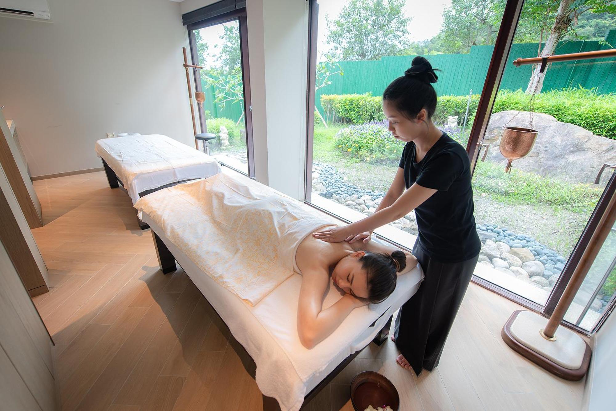 ג'יאושי Hotel Royal Chiao Hsi מראה חיצוני תמונה A woman receiving a massage