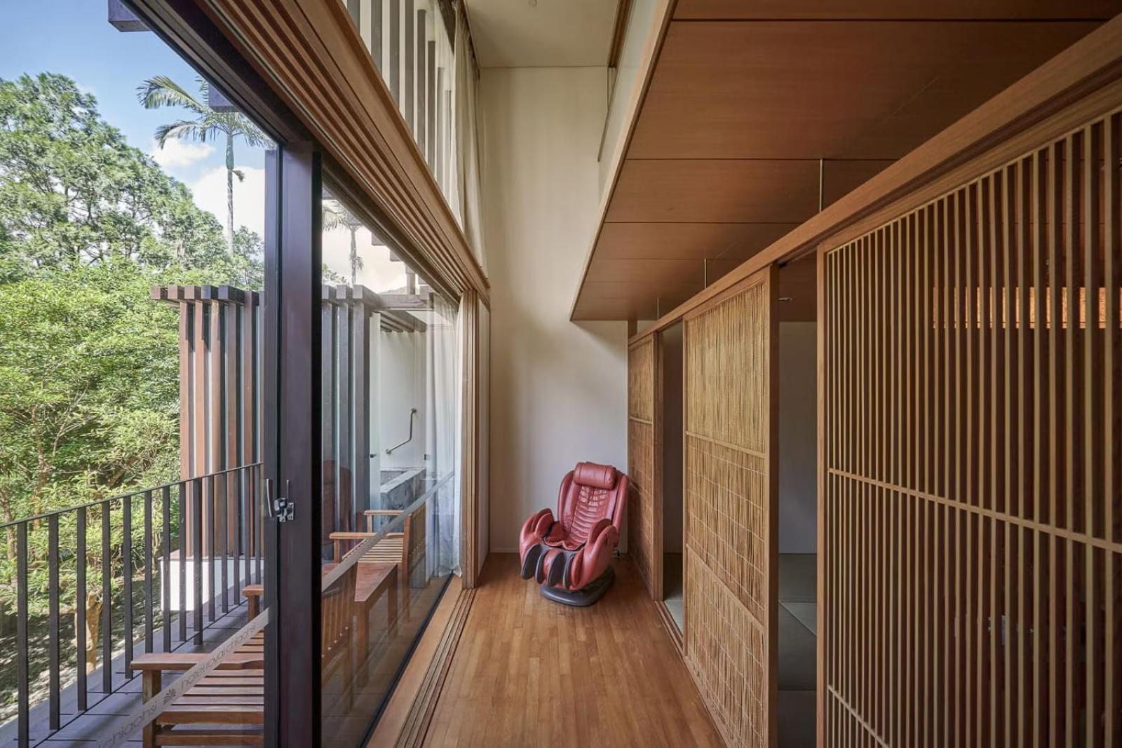 ג'יאושי Hotel Royal Chiao Hsi מראה חיצוני תמונה A massage chair in a Japanese home