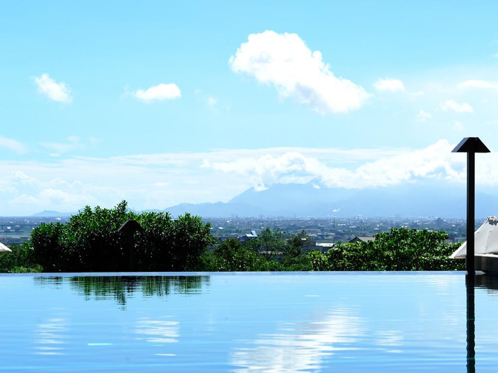 ג'יאושי Hotel Royal Chiao Hsi מראה חיצוני תמונה View of Mount Apo from the pool of the 100 Islands Hotel