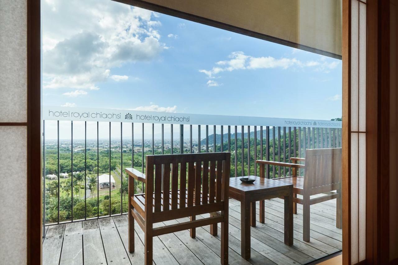 ג'יאושי Hotel Royal Chiao Hsi מראה חיצוני תמונה Balcony of a hotel room